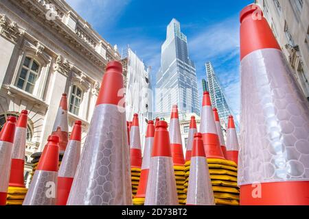 Coni di traffico immagazzinati in un luogo di costruzione nella città di Londra. Data immagine: Mercoledì 5 agosto 2020. Il credito fotografico dovrebbe essere: Matt Crossick/Empics Foto Stock