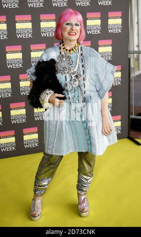 Zandra Rhodes arriva al Graduate Fashion Week Gala and Awards, presso Earl's Court, nella zona ovest di Londra. Foto Stock