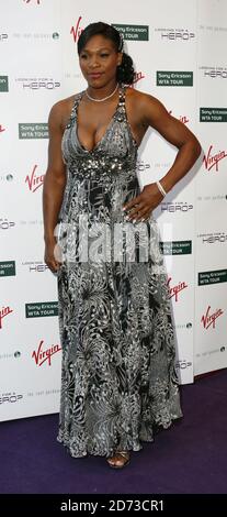 Serena Williams arriva in un vestito da 2 milioni di sterline progettato da Jenny Packham e incrostato con i diamanti Neil Duttson per la festa pre-Wimbledon al Kensington Roof Gardens, a ovest di Londra. Foto Stock