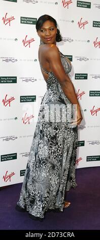 Serena Williams arriva in un vestito da 2 milioni di sterline progettato da Jenny Packham e incrostato con i diamanti Neil Duttson per la festa pre-Wimbledon al Kensington Roof Gardens, a ovest di Londra. Foto Stock