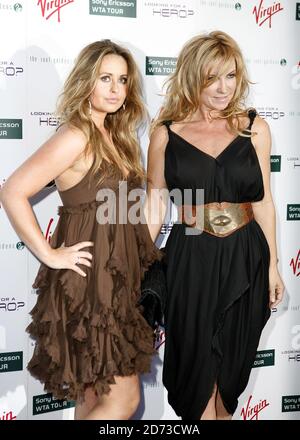 Sarah Barrand e Meg Mathews arrivano al Sony Ericsson WTA Tour Pre-Wimbledon Party a Kensington Roof Gardens, Londra. Foto Stock