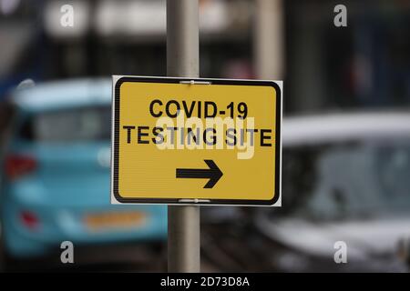 Covid 19 segno di prova del luogo a Southampton che dirige la gente verso un luogo di prova del coronavirus. Foto Stock