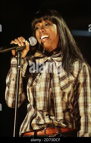 Kelly Rowland suona dal vivo durante la registrazione della trasmissione T-Mobile di Channel 4, presso la RAM Brewery di Wandsworth, Londra. Foto Stock