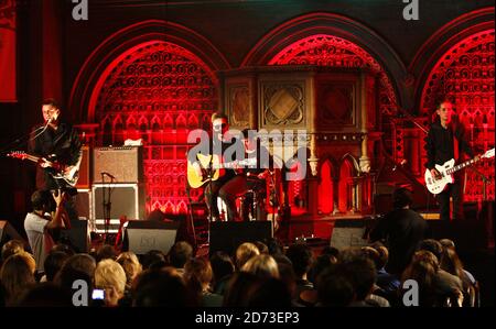 Glasvegas sul palco presso la Union Chapel di Islington, a nord di Londra, come parte delle sessioni di Mencap Little Noise. Foto Stock