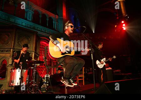 Glasvegas sul palco presso la Union Chapel di Islington, a nord di Londra, come parte delle sessioni di Mencap Little Noise. Foto Stock