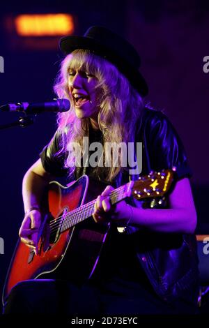 Ladyhawke suona il MENCAP Little Noise Sessions presso Union Chapel, Islington, nel centro di Londra. Foto Stock