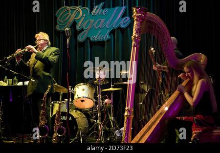 Andy Mackay suona sul palco come parte delle metafore, al Pigalle Club nel centro di Londra. Foto Stock