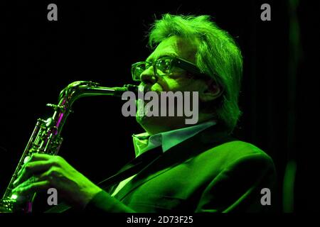 Andy Mackay suona sul palco come parte delle metafore, al Pigalle Club nel centro di Londra. Foto Stock