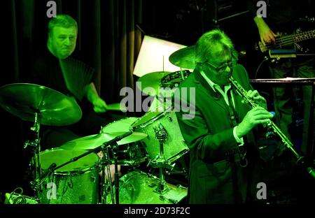 Andy Mackay suona sul palco come parte delle metafore, al Pigalle Club nel centro di Londra. Foto Stock