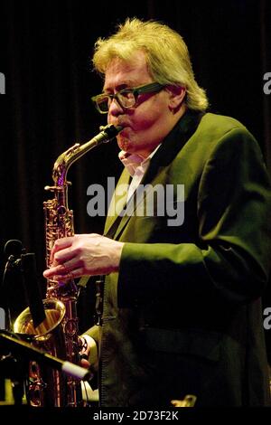 Andy Mackay suona sul palco come parte delle metafore, al Pigalle Club nel centro di Londra. Foto Stock