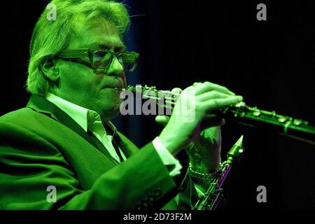 Andy Mackay suona sul palco come parte delle metafore, al Pigalle Club nel centro di Londra. Foto Stock