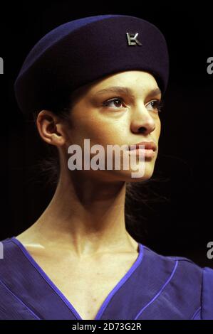 Un modello sulla passerella durante la sfilata di moda di Eley Kishimoto, tenuta alla tenda BFC di Kensington, Londra, nell'ambito della London Fashion Week 2009. Foto Stock