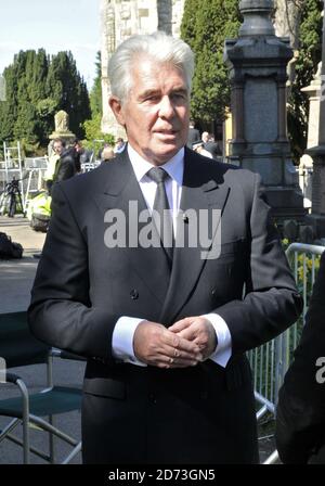 Max Clifford presso la chiesa di San Giovanni Battista a Buckhurst Hill, Essex, dopo il servizio funerale di Jade Goody. Foto Stock