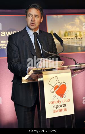 Chris Cowdrey parla al 27° Variety Club Sports Awards, tenutosi al Wembley Stadium di Londra. Foto Stock