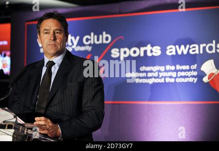 Chris Cowdrey parla al 27° Variety Club Sports Awards, tenutosi al Wembley Stadium di Londra. Foto Stock