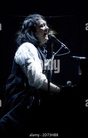 Antony Hegarty di Antony e i Johnsons si esibisce sul palco all'Hammersmith Apollo di Londra ovest. Foto Stock