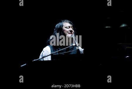 Antony Hegarty di Antony e i Johnsons si esibisce sul palco all'Hammersmith Apollo di Londra ovest. Foto Stock