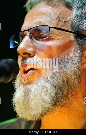 Yusuf Islam si esibisce dal vivo sul palco al Shepherd's Bush Empire di Londra Ovest, come parte delle celebrazioni del 50° compleanno dell'Island Records. Foto Stock