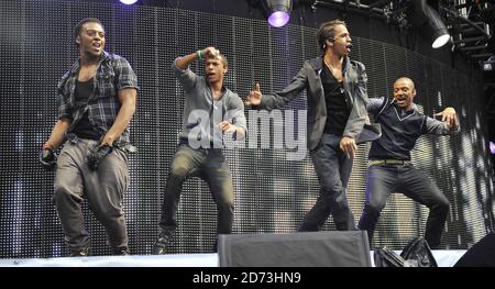 JLS si esibisce sul palco durante il Summertime Ball della capitale 95.8 con Barclaycard all'Emirates Stadium. Foto Stock