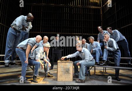 Gli attori eseguono una scena dal Shawshank Redemption giocando a. Wyndham's Theatre nel West End di Londra Foto Stock