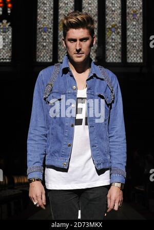 Henry Holland durante le prove alla sfilata di moda House of Holland, tenutasi a Guildhall nel centro di Londra come parte della London Fashion Week. Foto Stock