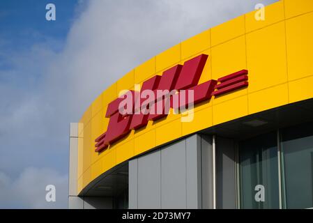 AUCKLAND, NUOVA ZELANDA - 01 luglio 2019: Auckland / Nuova Zelanda - 1 luglio 2019: Vista del cartello DHL nell'area dell'aeroporto di Auckland Foto Stock