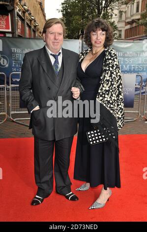 Timothy Spall e la moglie Shane arrivano alla prima di tanto in tanto, parte del BFI 53rd London Film Festival, che si tiene al cinema Vue di Leicester Square. Foto Stock