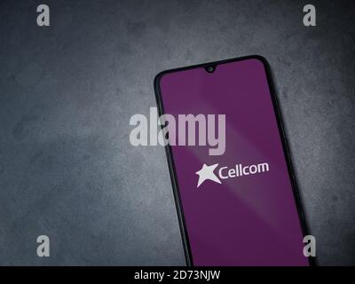 LOD, Israele - 8 luglio 2020: Schermo di lancio dell'app Cellcom con logo sul display di uno smartphone nero su sfondo in pietra di marmo scuro. Vista dall'alto Foto Stock