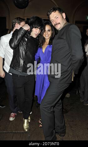 (l-r) Noel Fielding, Veronica Echegui e Julian Barratt frequentano il party per la prima Bunny e Bull, che si tiene a Sketch nel centro di Londra. Foto Stock