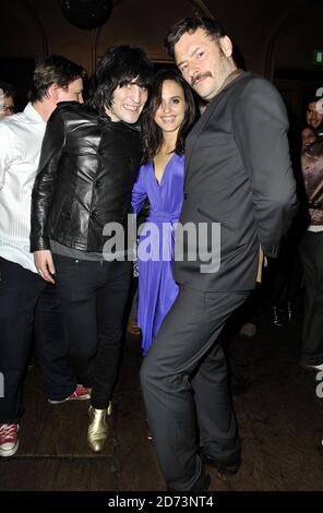 (l-r) Noel Fielding, Veronica Echegui e Julian Barratt frequentano il party per la prima Bunny e Bull, che si tiene a Sketch nel centro di Londra. Foto Stock