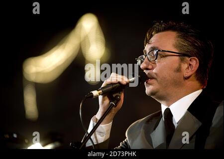 Richard Hawley si esibisce dal vivo presso la Union Chapel nel nord di Londra, come parte delle sessioni di Mencap Little Noise. Foto Stock