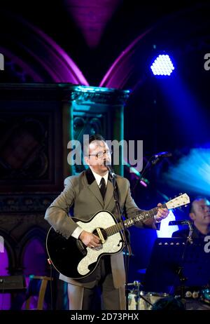 Richard Hawley si esibisce dal vivo presso la Union Chapel nel nord di Londra, come parte delle sessioni di Mencap Little Noise. Foto Stock