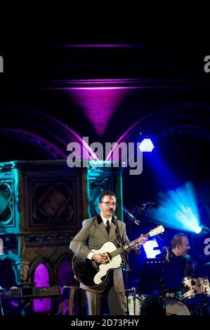 Richard Hawley si esibisce dal vivo presso la Union Chapel nel nord di Londra, come parte delle sessioni di Mencap Little Noise. Foto Stock