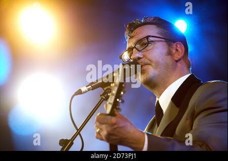 Richard Hawley si esibisce dal vivo presso la Union Chapel nel nord di Londra, come parte delle sessioni di Mencap Little Noise. Foto Stock