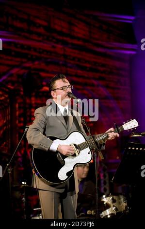 Richard Hawley si esibisce dal vivo presso la Union Chapel nel nord di Londra, come parte delle sessioni di Mencap Little Noise. Foto Stock