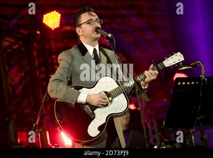 Richard Hawley si esibisce dal vivo presso la Union Chapel nel nord di Londra, come parte delle sessioni di Mencap Little Noise. Foto Stock