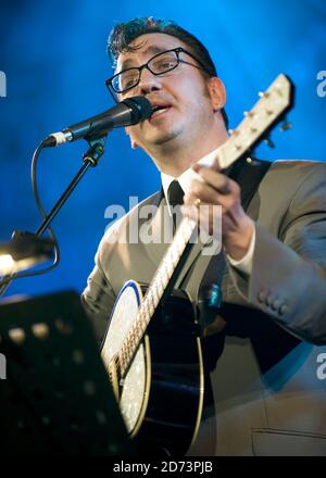 Richard Hawley si esibisce dal vivo presso la Union Chapel nel nord di Londra, come parte delle sessioni di Mencap Little Noise. Foto Stock