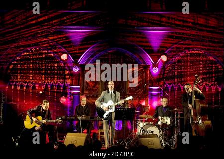 Richard Hawley si esibisce dal vivo presso la Union Chapel nel nord di Londra, come parte delle sessioni di Mencap Little Noise. Foto Stock