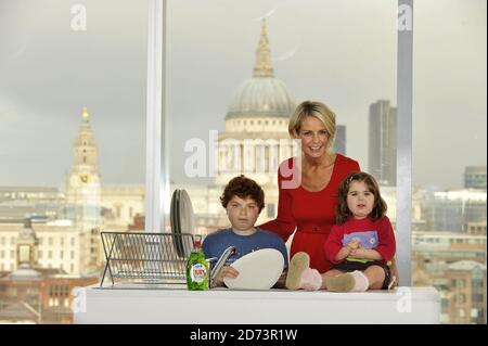 Ulrika Jonsson, con Cameron Coxall, 10, che soffre di distrofia muscolare Duchenne e Holly Chambers, quattro, che soffre di Langerhans cellule istiocitosi lancia la Fairy Lavaggio per desideri Campagna a Tate Modern questa mattina.Picture data: Domenica 29 novembre 2009. La campagna invita la nazione a lavarsi in aiuto della Fondazione Make-A-Wish, che dà la volontà ai bambini e ai giovani che combattono malattie che minacciano la vita. Foto Stock