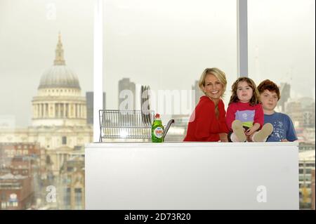 Ulrika Jonsson, con Cameron Coxall, 10, che soffre di distrofia muscolare Duchenne e Holly Chambers, quattro, che soffre di Langerhans cellule istiocitosi lancia la Fairy Lavaggio per desideri Campagna a Tate Modern questa mattina.Picture data: Domenica 29 novembre 2009. La campagna invita la nazione a lavarsi in aiuto della Fondazione Make-A-Wish, che dà la volontà ai bambini e ai giovani che combattono malattie che minacciano la vita. Foto Stock