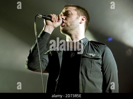 Tom Meighan di Kasabian esegue un concerto esclusivo su Myspace Paradiso a Londra Foto Stock