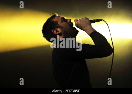 Tom Meighan di Kasabian esegue un concerto esclusivo su Myspace Paradiso a Londra Foto Stock