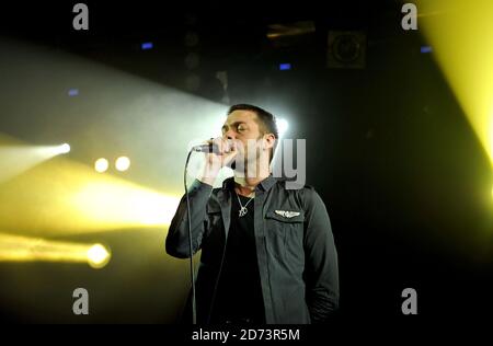 Tom Meighan di Kasabian esegue un concerto esclusivo su Myspace Paradiso a Londra Foto Stock