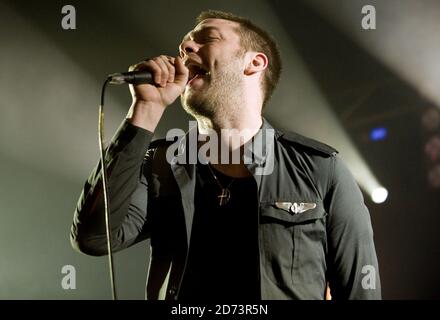Tom Meighan di Kasabian esegue un concerto esclusivo su Myspace Paradiso a Londra Foto Stock