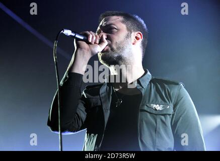 Tom Meighan di Kasabian esegue un concerto esclusivo su Myspace Paradiso a Londra Foto Stock