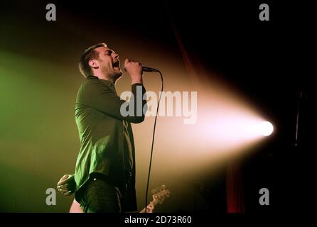 Tom Meighan di Kasabian esegue un concerto esclusivo su Myspace Paradiso a Londra Foto Stock