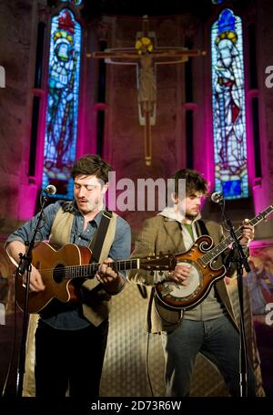 Mumford e Sons si esibiscono nella St Barnaba Chapel, nel centro di Londra, in una sessione dal vivo per il Geoff Lloyd HomeTime Show su Absolute radio. Foto Stock