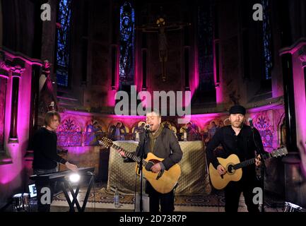 Le colombe si esibiscono nella St Bernabas Chapel, nel centro di Londra, in una sessione dal vivo per il Geoff Lloyd HomeTime Show su Absolute radio. Foto Stock