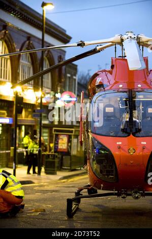 Il London Air Ambulance atterra fuori dalla stazione della metropolitana di Tufnell Park, nel nord di Londra. La polizia sul posto ha riferito che una donna è caduta sotto un treno alla stazione, richiedendo urgente assistenza medica. Foto Stock