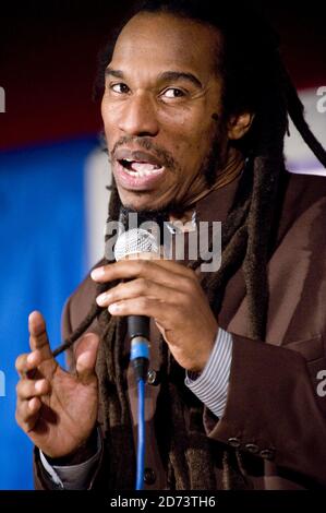 Benjamin Zephaniah si esibisce al Concerto TUC Aid per Haiti, tenutosi presso la Congress House nel centro di Londra. Foto Stock